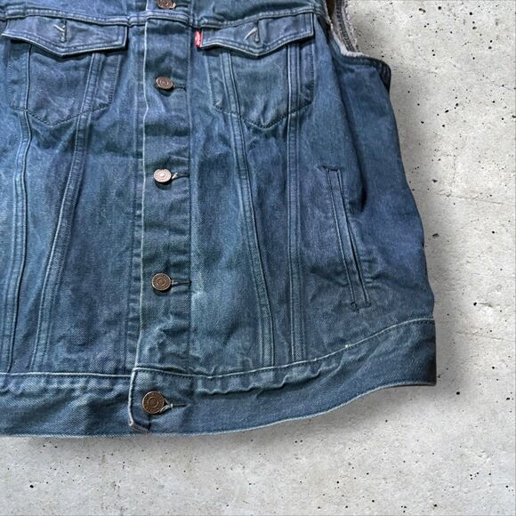 Levi’s Denim Vest Size M Men’s Blue Sleeveless Button Front Trucker Jean Jacket - Picture 6 of 11